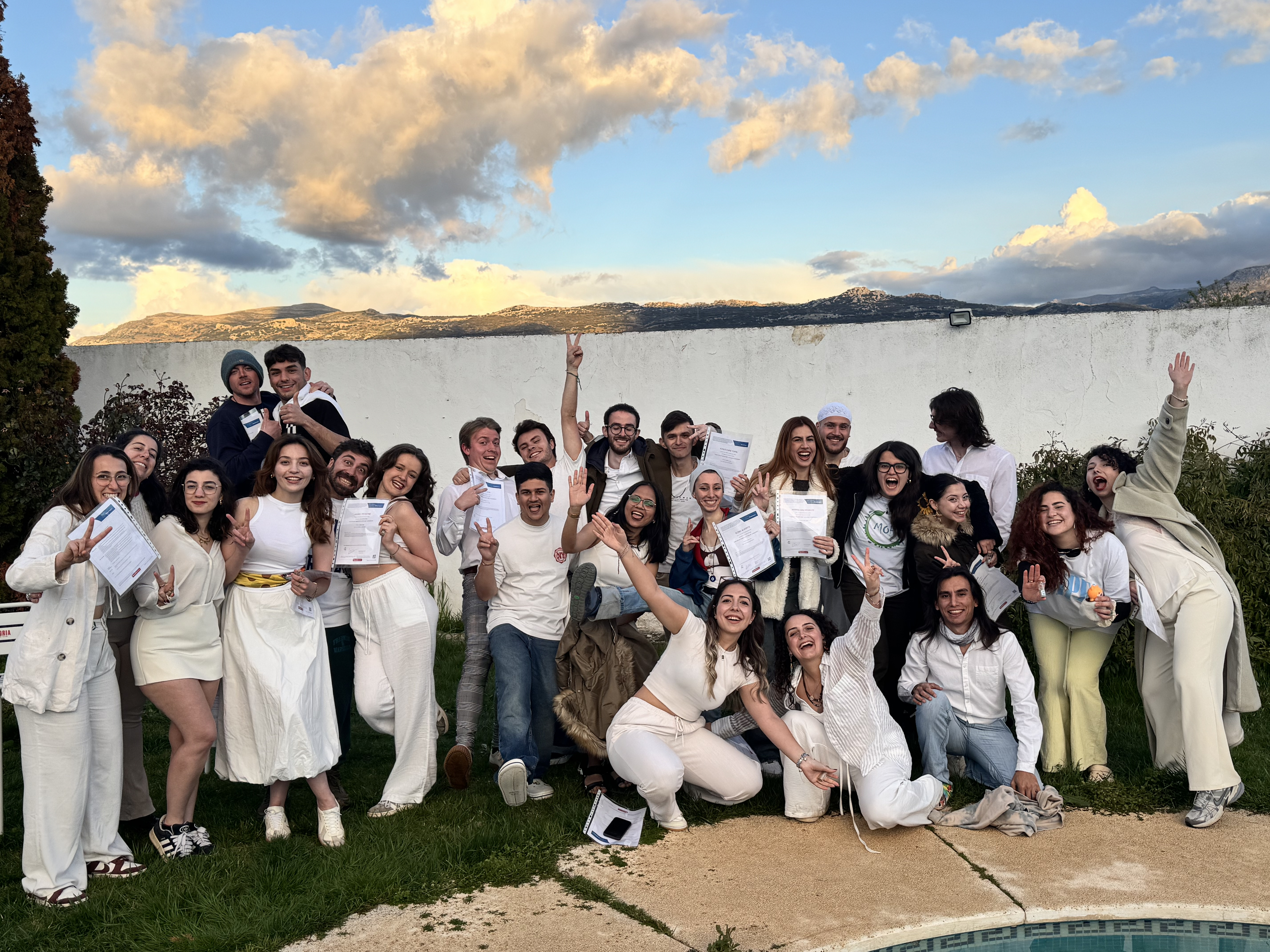 Grupo de participantes vestidos todos de blanco